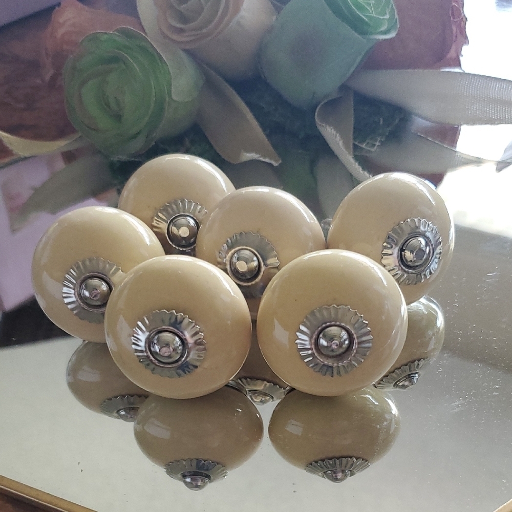 P15 Pastel Yellowr Decorative Knobs